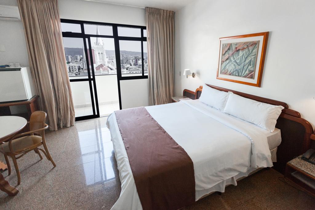 Dimas Lessa Hotel Montes Claros Bagian luar foto
