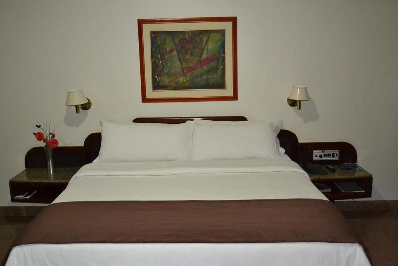 Dimas Lessa Hotel Montes Claros Bagian luar foto